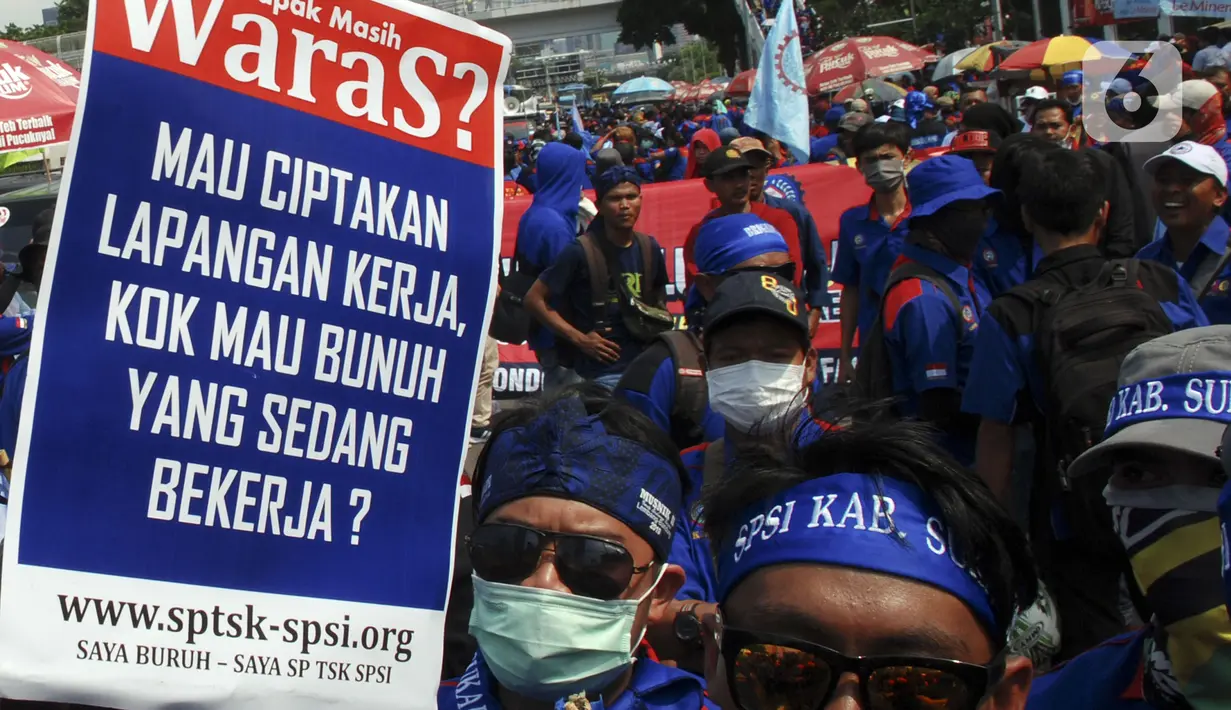 Elemen Buruh melakukan aksi di depan Gedung MPR/DPR/DPD Jakarta, Rabu (12/2/2020). Dalam aksinya mereka menolak draft Rancangan Undang-Undang Omnibus Law Cipta Lapangan Kerja. (Liputan6.com/Johan Tallo)