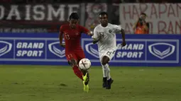 Gelandang Timnas Indonesia, Febri Hariyadi, berusaha melepaskan umpan saat melawan Timor Leste pada laga Piala AFF 2018 di SUGBK, Jakarta, Selasa (13/11). (Bola.com/Yoppy Renato)