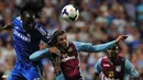 Duel perebutan bola antara Romelu Lukaku dengan Matthew Lowton pada pertandingan Liga Inggris antara Chelsea melawan Aston Villa di Stadion Stamford Bridge, London Rabu 21 Agustus 2013. (AFP/Carl Court)