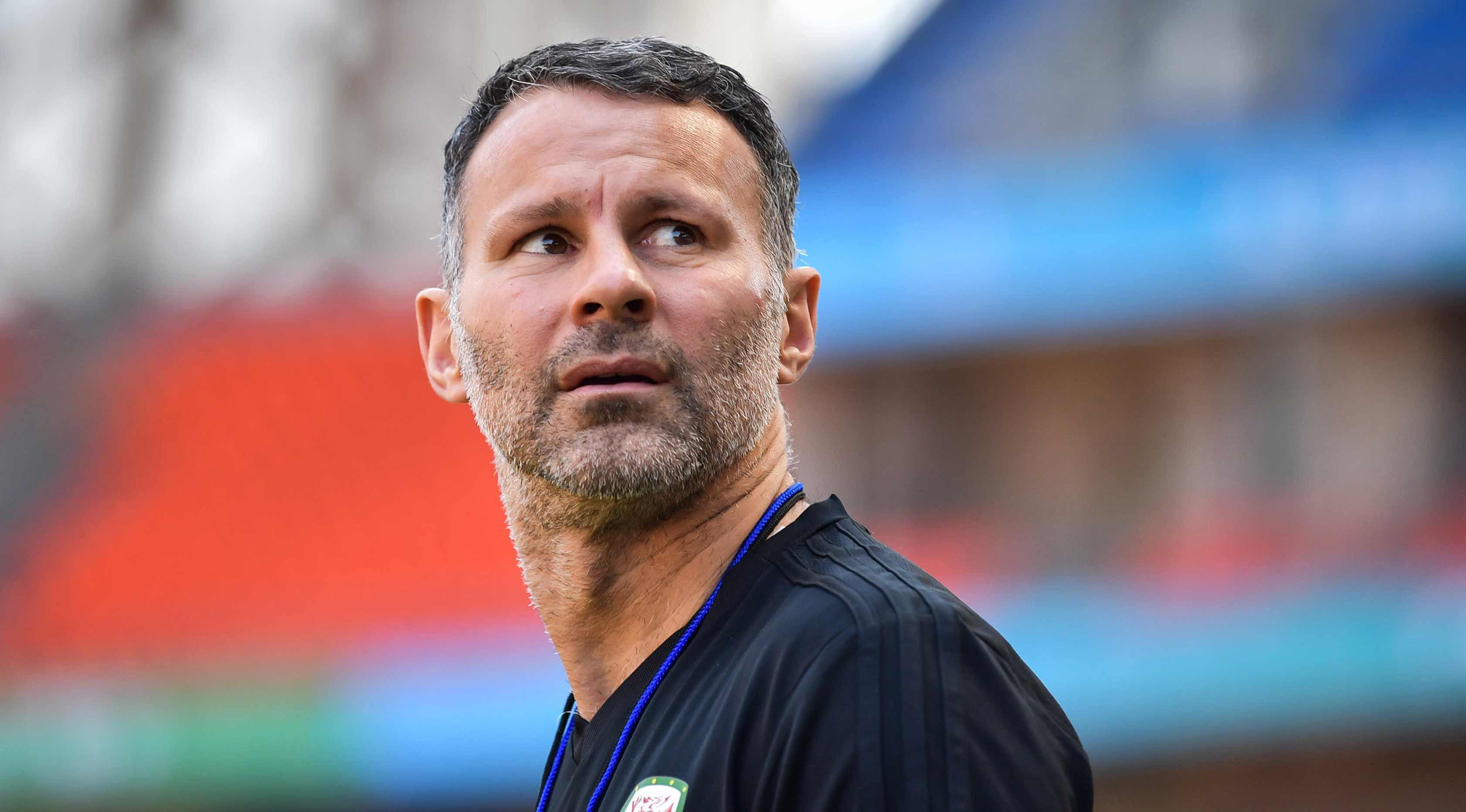 Pelatih Wales, Ryan Giggs menghadiri sesi latihan di Nanning, di wilayah Guangxi Selatan (20/3). Debut Giggs menjadi pelatih Wales akan dimainkan di turnamen Piala China melawan tuan rumah di Nanning pada 22 Maret. (AFP Photo/China Out)