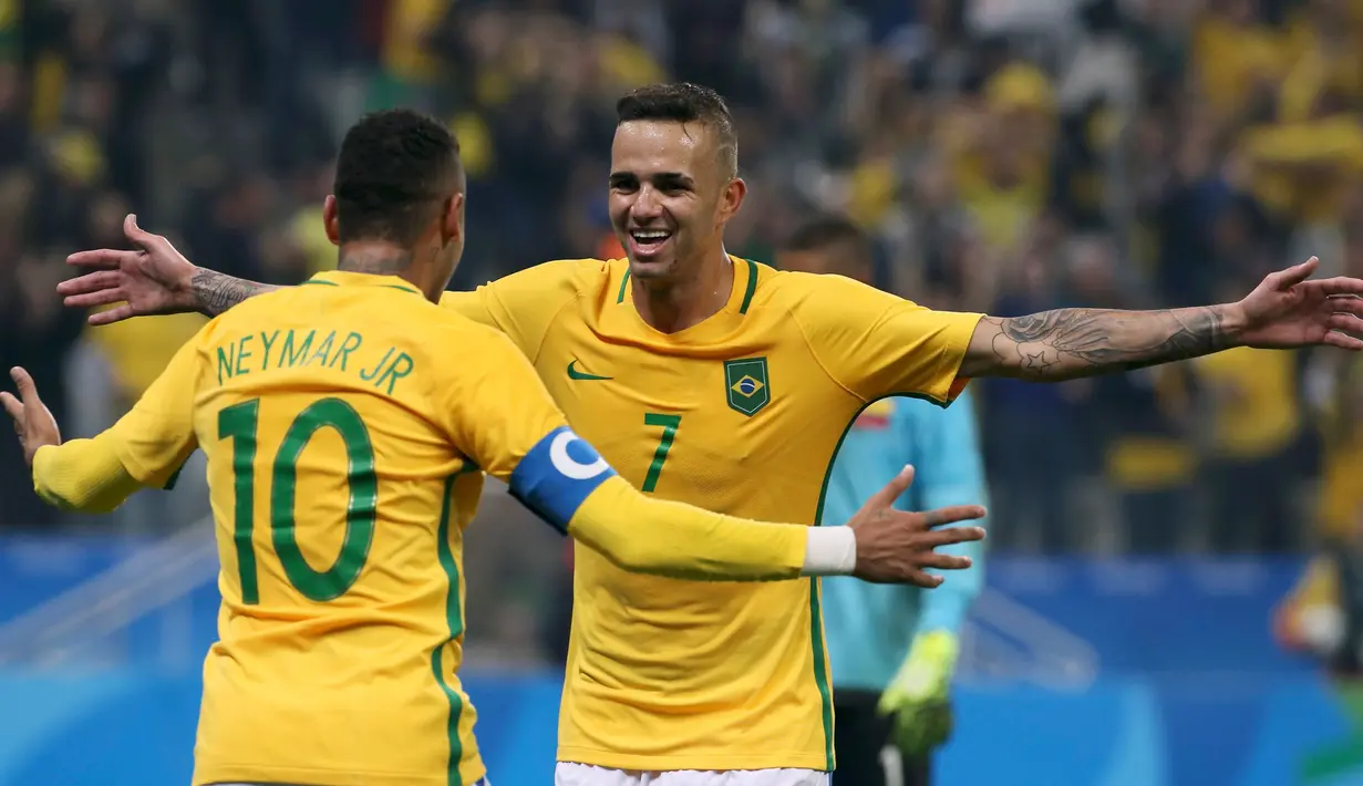 Pemain Brasil, Luan (kanan) merayakan gol bersama Neymar di laga Perempat Final Sepakbola Olimpiade Rio 2016 melawan Kolombia, Sabtu (13/8). Kemenangan ini mengatarkan Brasil ke babak Semifinal. (REUTERS / Paulo Whitaker)
