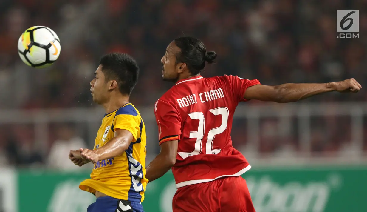 Gelandang Persija, Rohit Chand (kanan) berebut bola atas dengan pemain Tampines Rovers pada penyisihan grup H Piala AFC 2018 di Stadion GBK, Jakarta, Rabu (28/2). Persija unggul 4-1. (Liputan6.com/Helmi Fithriansyah)
