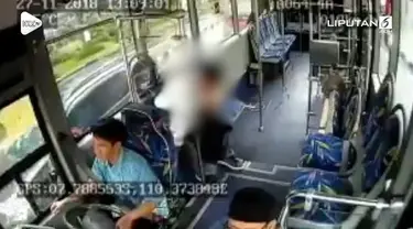 Aksi pencurian yang dilakukan seorang siswa SMA di dalam bus Trans Jogja terekam CCTV.