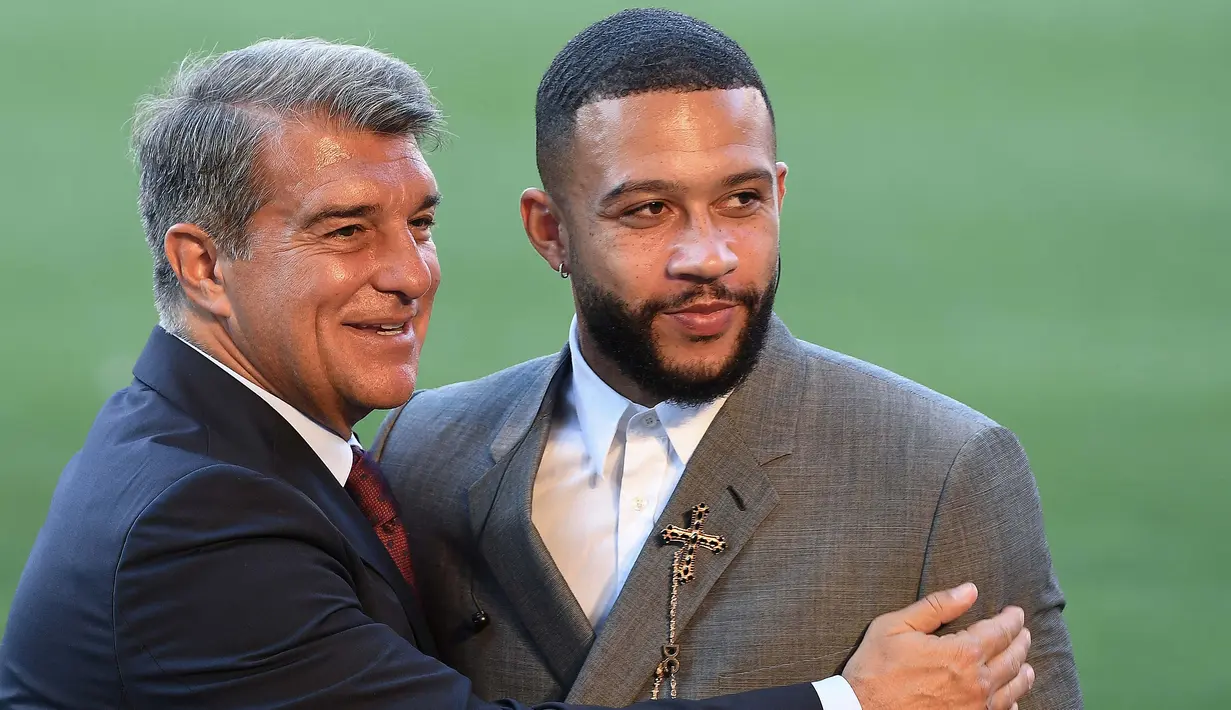 Memphis Depay kabarnya rela berkorban di Barcelona. Ia bersedia gajinya dipangkas 30 persen agar bisa didaftarkan ke La Liga.  (Foto: AFP/Lluis Gene)