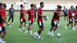 27 pemain Timnas Indonesia U-23 mengikuti sesi latihan perdana di Stadion Madya, Kompleks Gelora Bung Karno (GBK) Jakarta, Jumat (3/10/2025). (Liputan6.com/Helmi Fithriansyah)