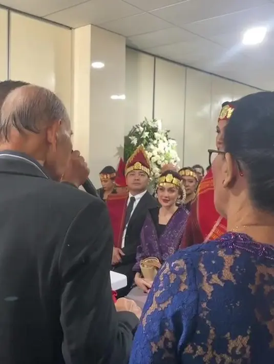 "Waktu Amang masih ada, Amang sudah beberapa kali minta kami nikah adat and aku diberi boru. Sekarang Amang sudah tidak ada, aku dan @casalfonso akan diadatin hari ini sebelum upacara pemakaman besok." tulis Rianti dalam unggahan 12 September. [Instagram/riantic]