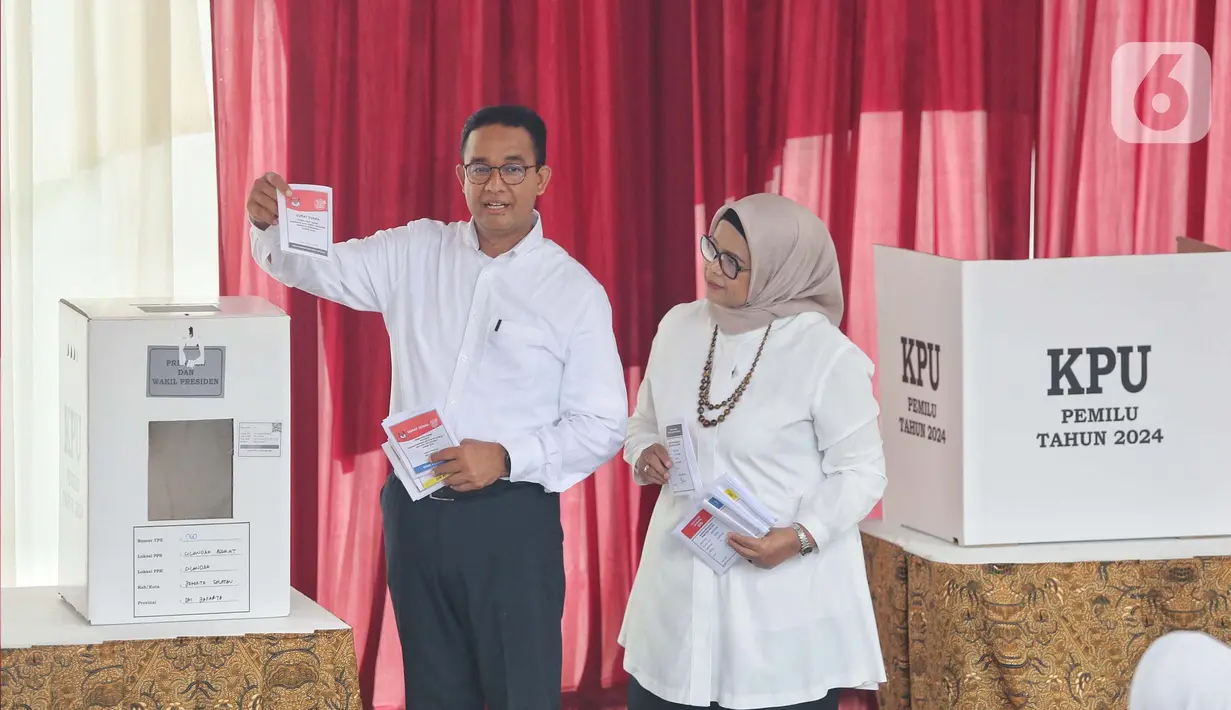 Capres nomor urut 1 Anies Baswedan (kiri) bersama istrinya, Fery Farhati memasukkan surat suara pada Pemilu 2024, Jakarta, Rabu (14/2/2024). (Liputan6.com/Angga Yuniar)