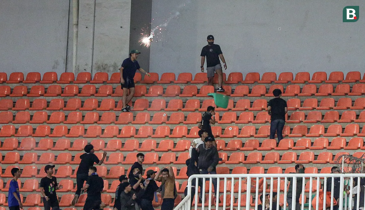 Bukan hanya kursi yang menjadi pelampiasan kedua kubu, namun ada juga bunyi petasan. (Bola.com/Bagaskara Lazuardi)