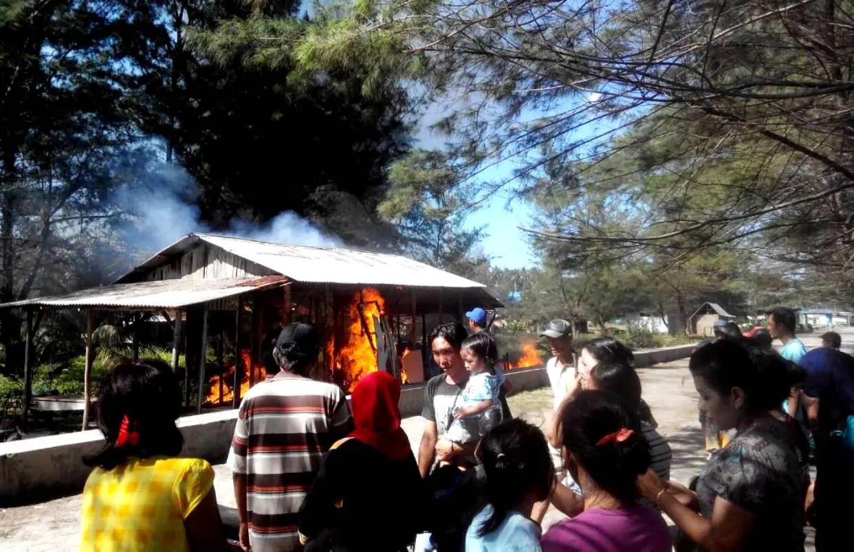 Warga melampiaskan kemarahan dengan membakar rumah milik Ijal yang diperoki istrinya sedang mesum bersama saudara kandungnya sendiri (Liputan6.com/Yuliardi Hardjo)