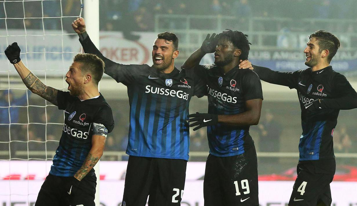 Gelandang Atalanta, Franck Kessie, melakukan selebrasi usai mencetak gol ke gawang AS Roma pada laga lanjutan Serie A di Stadion Atleti Azzurri d'Italia, (20/11/2016). (EPA/Paolo Magini)