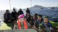 Presiden SBY didampingi Dankormar Mayjen TNI (Mar) M.Alfan Baharudin saat melakukan peninjauan latihan pemantapan terpadu Korps Marinir tahun 2010 di Pantai Caligi, Lampung, Minggu (7/2). (Antara)