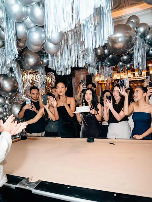 Dress ini memiliki detail tali spageti. Rachel menyempurnakan penampilannya dengan makeup bernuansa merah muda serasi dan rambut hitam panjangnya yang ditata ikal dan dibiarkan tergerai. [Foto: Instagram/rachelvennya]