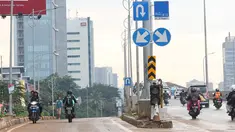 Pengendara sepeda motor melawan arus lalu lintas di akses persimpangan Jalan TB Simatupang - Jalan Antasari di Jakarta, Senin (8/4). Tidak adanya pengawasan serta sanksi tegas bagi pelanggar menyebabkan para pengendara tersebut nekat melawan arus lalu lintas. (Liputan6.com/Immanuel Antonius)