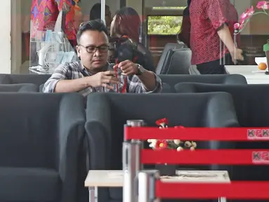Tersangka mantan Direktur PT Murakabi Sejahtera, Irvanto Hendra Pambudi menunggu di lobi gedung KPK, Jakarta, Jumat (9/3). Irvanto menjalani pemeriksaan perdana pasca penetapannya sebagai tersangka kasus E-KTP. (Liputan6.com/Herman Zakharia)