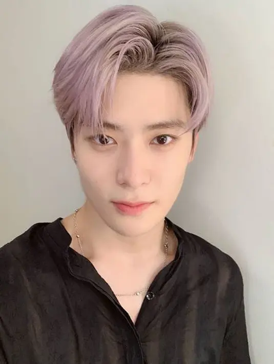 Kulit putih dan senyum manis Jaehyun menjadi daya tarik tersendiri bagi para penggemarnya. (Liputan6.com/IG/@nct127)