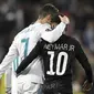 Dua bintang sepak bola, Cristiano Ronaldo (Real Madrid/kiri) dan Neymar (PSG/kanan), saat menuju ruang ganti pemain pada saat jeda leg pertama babak 16 besar Liga Champions di Santiago Bernabeu, Madrid, Rabu (14/2/2018). (AFP/Gabriel Bouys)