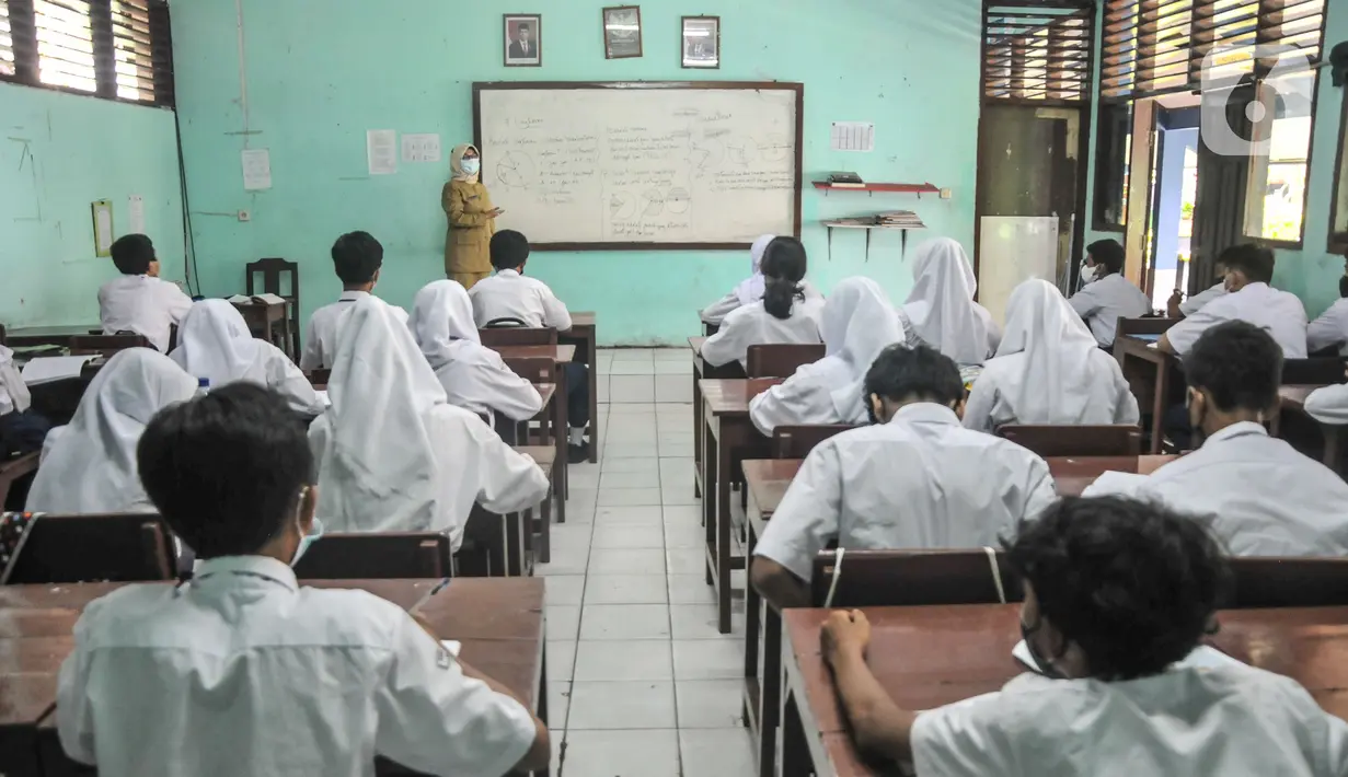 Suasana kegiatan Pembelajaran Tatap Muka (PTM) 100 Persen di SMP Negeri 9 Depok, Cipayung, Jawa Barat, Senin (24/1/2022). PTM 100 persen di Depok berlangsung selama 6 jam yang terdiri atas tiga mata pelajaran per hari. (merdeka.com/Iqbal S Nugroho)