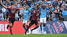 Ekspresi pemain Napoli, Victor Osimhen (kanan) setelah pemain Salernitana, Boulaye Dia (tengah), mencetak gol penyeimbang di menit ke-84 dan membuat skor menjadi 1-1 dalam pertandingan lanjutan pekan ke-32 yang berlangsung di Stadion Diego Armando Maradona, Minggu (30/4/2023). (AFP/Filippo Monteforte)