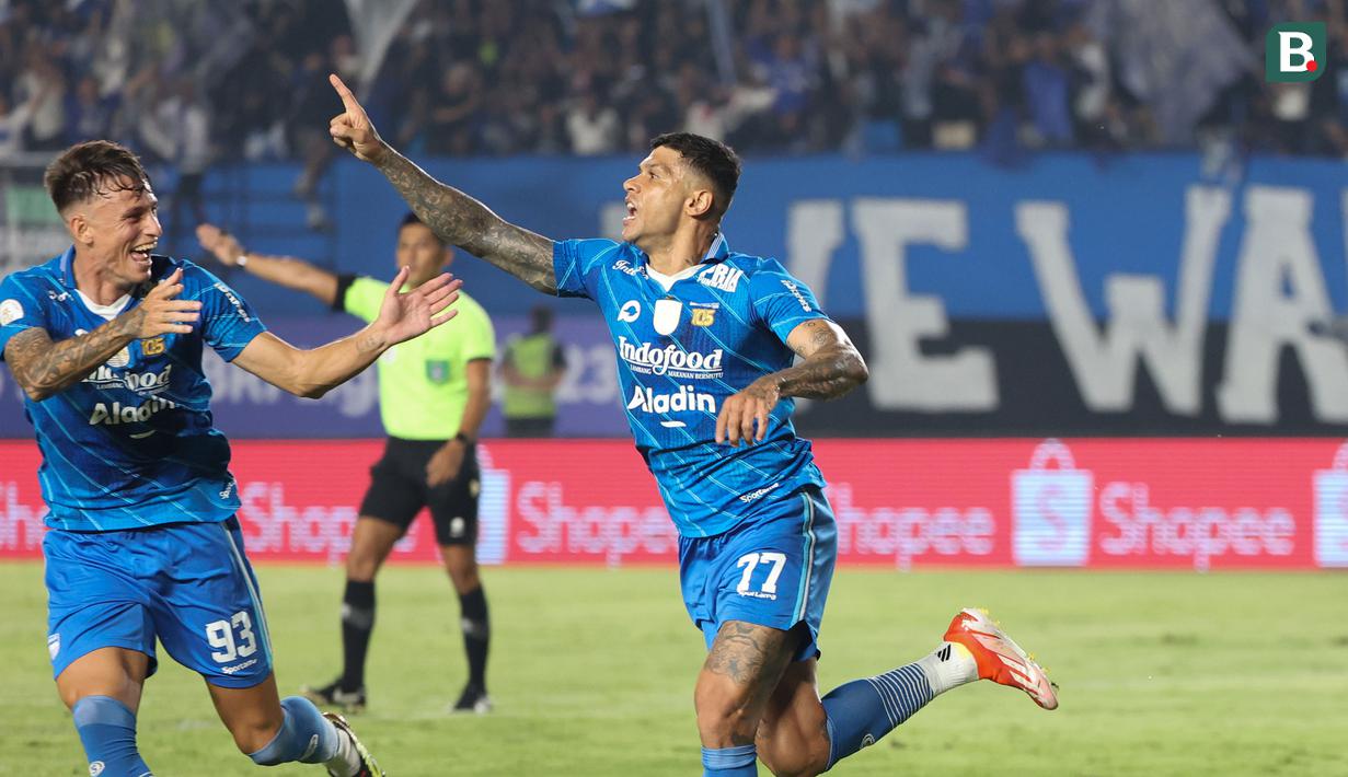 <p>Selebrasi pemain Persib Bandung, Ciro Alves (kanan) bersama Stefano Beltrame setelah mencetak gol pertama timnya ke gawang Bali United pada laga leg kedua semifinal Championship Series BRI Liga 1 2023/2024 di Stadion Si Jalak Harupat, Soreang, Kabupaten Bandung, Sabtu (18/5/2024). (Bola.com/Abdul Aziz)</p>