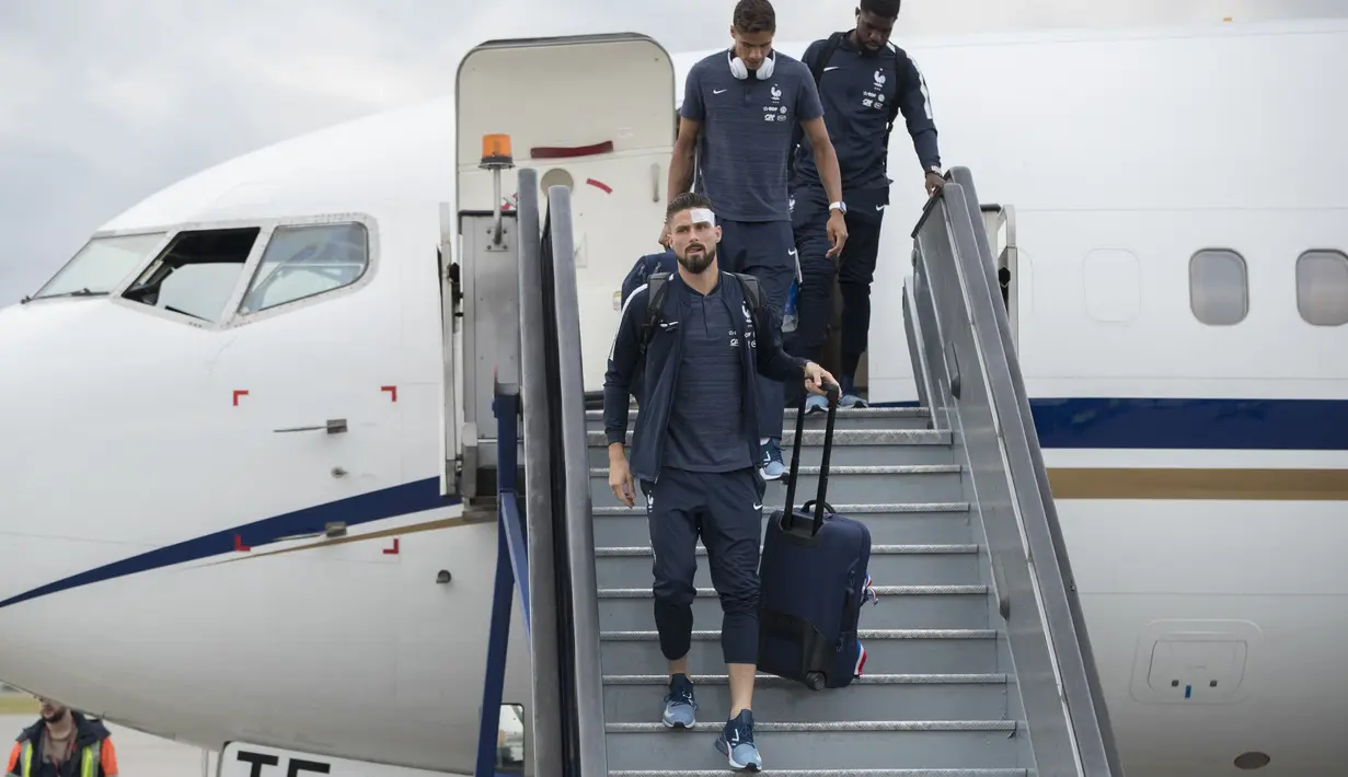 Pemain Prancis, Olivier Giroud turun dari pesawat saat tiba di Sheremetyevo international airport, Moskow, Rusia, (10/6/2018). Pada laga perdana Prancis akan melawan Australia. (AP/Pavel Golovkin)