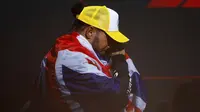 Pembalap Mercedes, Lewis Hamilton mengusap air matanya saat naik ke atas podium Formula 1 GP Inggris 2024 di Sirkuit Silverstone, Inggris, Minggu (08/07/2024). (AFP/Benjamin Cremel)