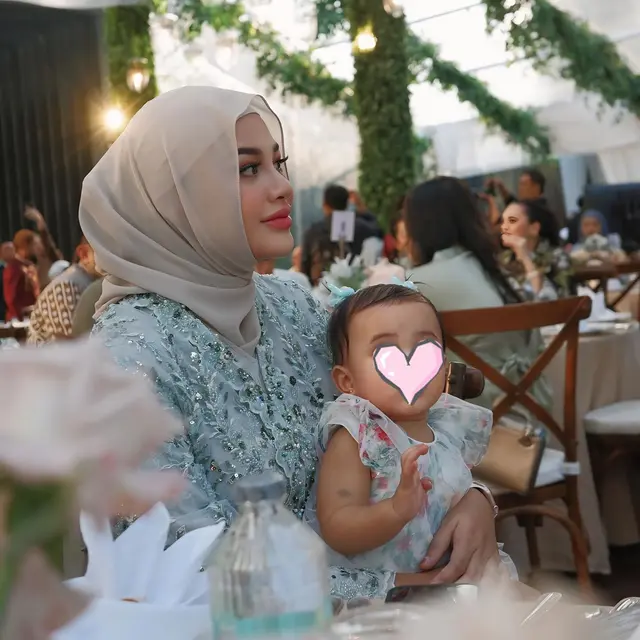 6 Potret Gaya Hijab Terbaru Aurel Hermansyah, Dikritik karena Menerawang