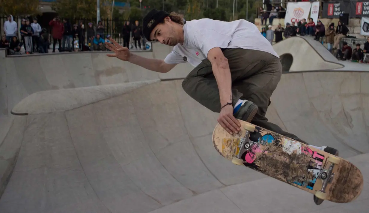 Pemain skateboard Inggris Alex Hallford berkompetisi di Kejuaraan Skateboard Malaga Natural Bowl Riders II di Malaga, Spanyol (17/12).  (AFP Photo/Jorge Guerrero)