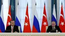 Presiden Rusia, Vladimir Putin bersama dengan Presiden Turki Recep Tayyip Erdogan saat konferensi pers usai pertemuan di St.Petersburg, Rusia, (9/8). (REUTERS/Sergei Karpukhin)
