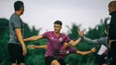 Menu latihan ini berfokus meningkatkan fisik dasar lantaran para pemain sebagian besar tidak bermain regular selama kurang lebih dua bulan pasca tragedi Kanjuruhan. (Bola.com/Maheswara Putra)