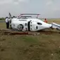 Helikopter milik BBKFP tergelincir dan terguling di Bandara Budiarto, Curug, Tangerang, Banten. Dua awak terluka. (Istimewa)
