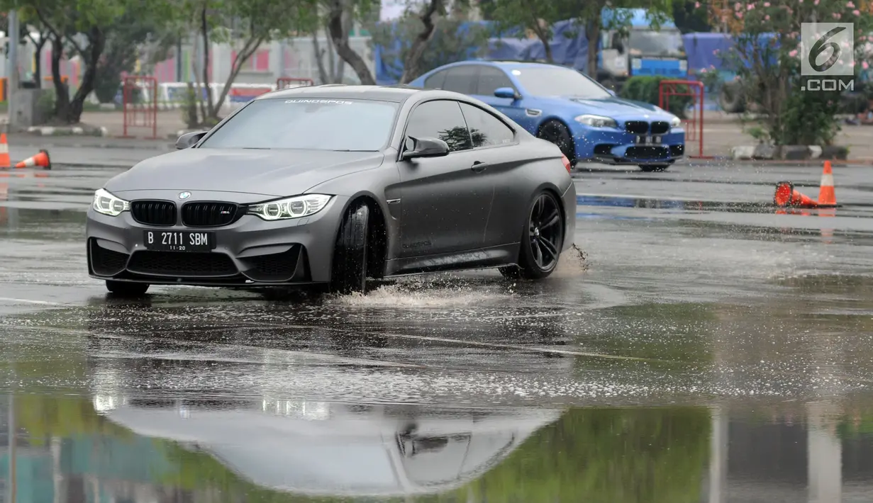 Aksi peserta Drift Clinic saat 'ngedrift' dengan BMW-nya di Jakarta, Sabtu (1/12). Acara yang diikuti 20 anggota ini menjadi ajang berlatih pengendalian kendaraan pada manuver ekstrem seperti drift. (Merdeka.com/Dwi Narwoko)