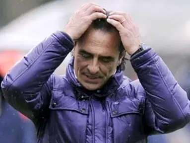 Fiorentina coach Claudio Cesare Prandelli reacts during the Italian serie A football match against Siena at the Artemio Franchi Siena's Communal Stadium, on March 9 2008. Siena won 1-0. AFP PHOTO/ANDREAS SOLARO