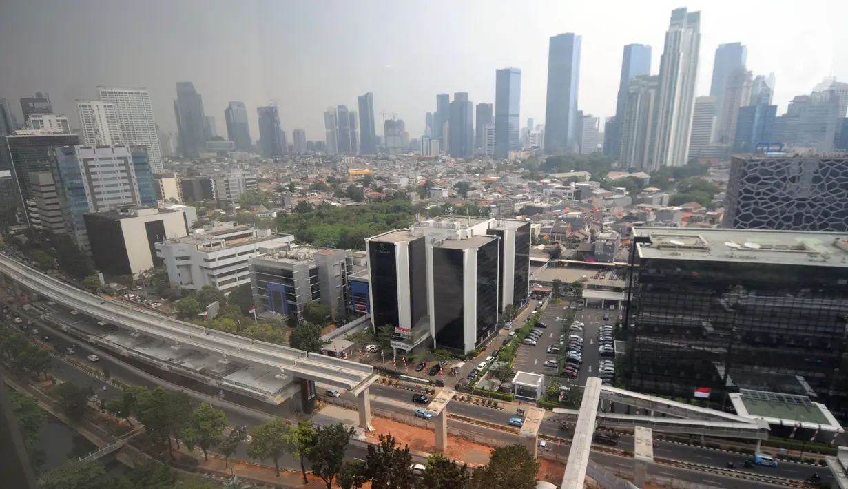 Proyek pembangunan Light Rail Transit (LRT) Jabodebek terlihat di Jalan Kuningan, Jakarta, Jumat (11/10/2019). Pengerjaan jalur angkutan massal tersebut sudah mencapai 65,77 persen, terdiri dari Cawang-Cibubur, Cawang-Dukuh Atas, dan Cawang-Bekasi Timur. (merdeka.com/Dwi Narwoko)