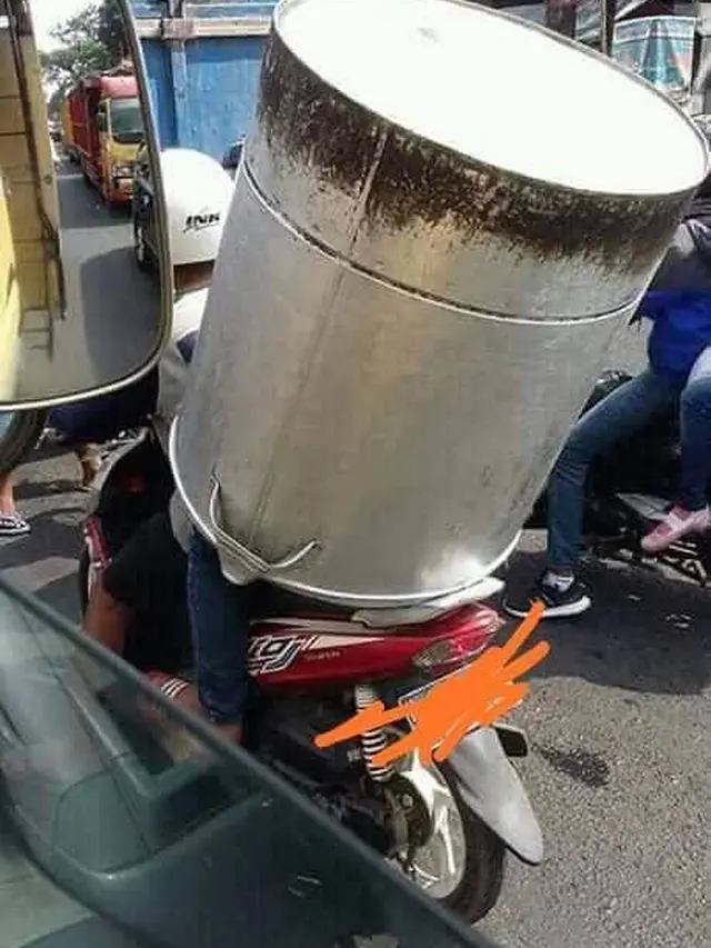Kelewat Maksa, Aksi Kocak Sepeda Motor Angkut Barang Besar Bikin Ngakak