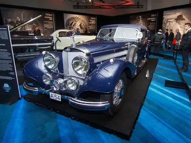 Pengunjung mengamati Mercedes-Benz 540K keluaran tahun 1938 dalam pameran Cobble Beach Classics Canadian International Auto Show (CIAS) 2020 di Toronto, Kanada, Kamis (20/2/2020). Pameran yang berlangsung pada 14-23 Februari 2020 ini menampilkan 15 mobil klasik. (Xinhua/Zou Zheng)