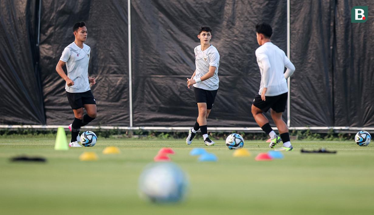 <p>Pemain Timnas Indonesia U-17, Riski Afrisal (kiri) dan Amar Brkic saat menjalani official training di Lapangan Latihan A Gelora Bung Tomo, Surabaya, Minggu (12/11/2023) sore menjelang laga kedua Grup A Piala Dunia U-17 2023 menghadapi Panama yang akan berlangsung di Stadion Gelora Bung Tomo, Senin, 13 November 2023. (Bola.com/Bagaskara Lazuardi)</p>