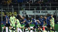 Skuad Inter Milan merayakan gol Davide Frattesi ke gawang Barcelona pada leg kedua semifinal Liga Champions 2024/2025 di Giuseppe Meazza. (PIERO CRUCIATTI / AFP)