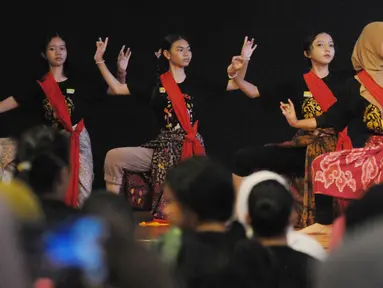 Belantara Budaya berkolaborasi Komunitas Perempuan Peduli dan Berbagi latihan menari di Jakarta, Sabtu (25/11/2023). (merdeka.com/Imam Buhori)