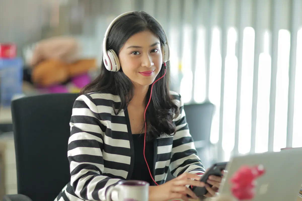 cantik bahagia single lajang karir mendengarkan lagu headset