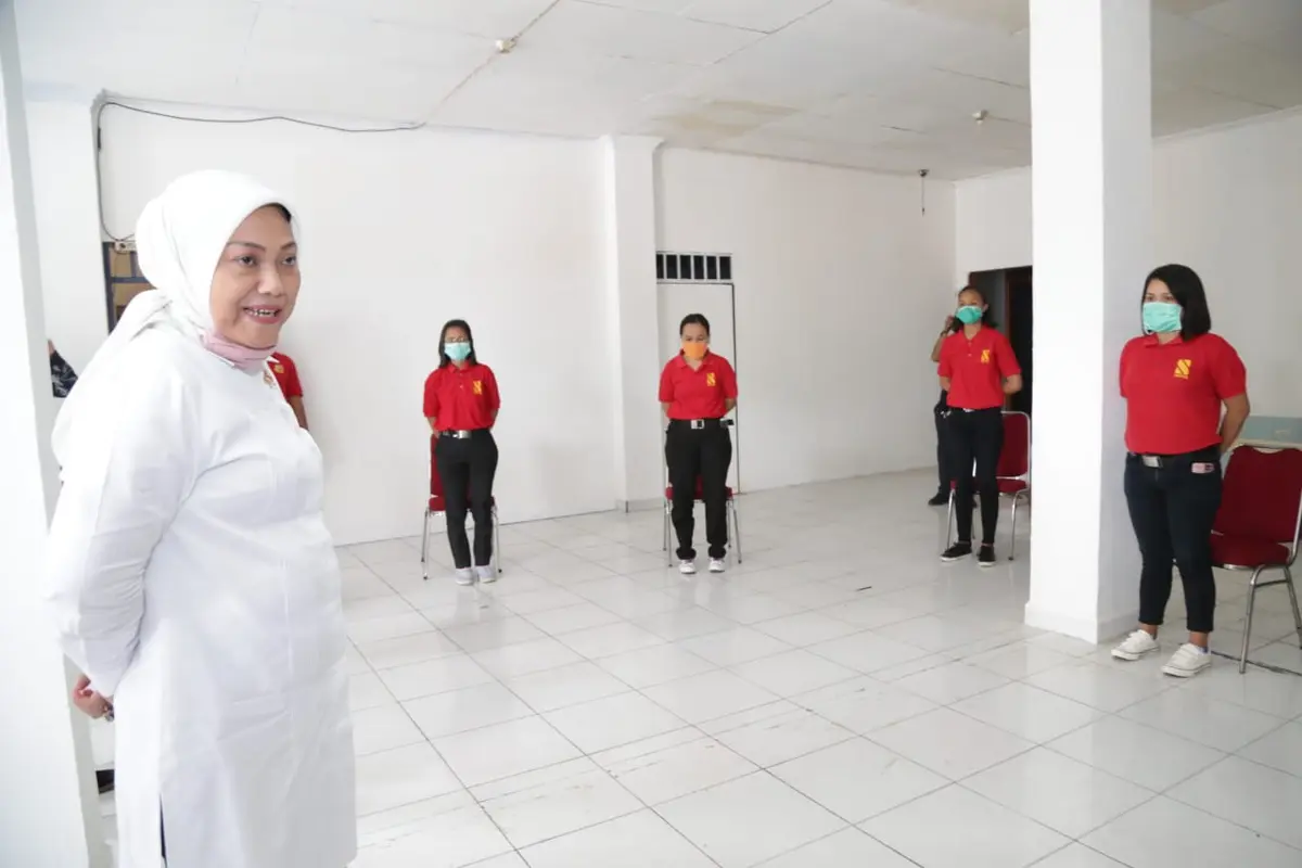 Menaker Ida Melepas 101 CPMI ke Kampung Halaman Akibat Covid-19