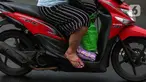 Warga menggunakan sepeda motor melintasi jalan Bintaro Permai, Jakarta, Rabu (15/6/2022). Korps Lalu Lintas (Korlantas) Polri menghimbau kepada masyarakat khususnya pengguna motor untuk tidak menggunakan sandal dan celana pendek saat berkendara dikarenakan,sandal jepit tidak akan melindungi bagian kaki pengendara. (Liputan6.com/Johan Tallo)