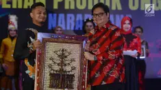 Menteri Perindustrian Airlangga Hartarto bersama model menunjukkan karya produk unggulan narapidana di gedung Kementerian Perindustrian, Jakata (3/4). Acara ini untuk mendukung terciptanya citra positif narapidana. (Merdeka.com/Imam Buhori)