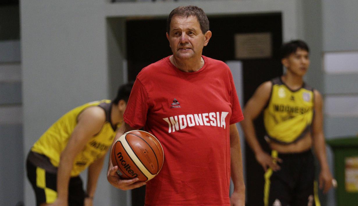 Pelatih basket Indonesia, Rajko Toroman, saat sesi latihan di GBK Arena, Jakarta, Senin, (14/9). Latihan tersebut untuk persiapan SEA Games 2019. (Bola.com/M Iqbal Ichsan)