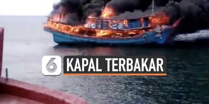 VIDEO: Kapal Terbakar Hebat di Tengah Laut, ABK Lompat Selamatkan Diri