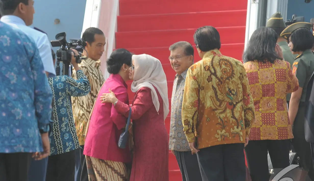 Istri JK dan Iriana berpelukan saat Jokowi dan Iriana akan menaiki Pesawat Kepresidenan, Bandara Halim Perdanakusuma, Jakarta, Sabtu (9/11/2014) (Liputan6.com/Herman Zakharia) 