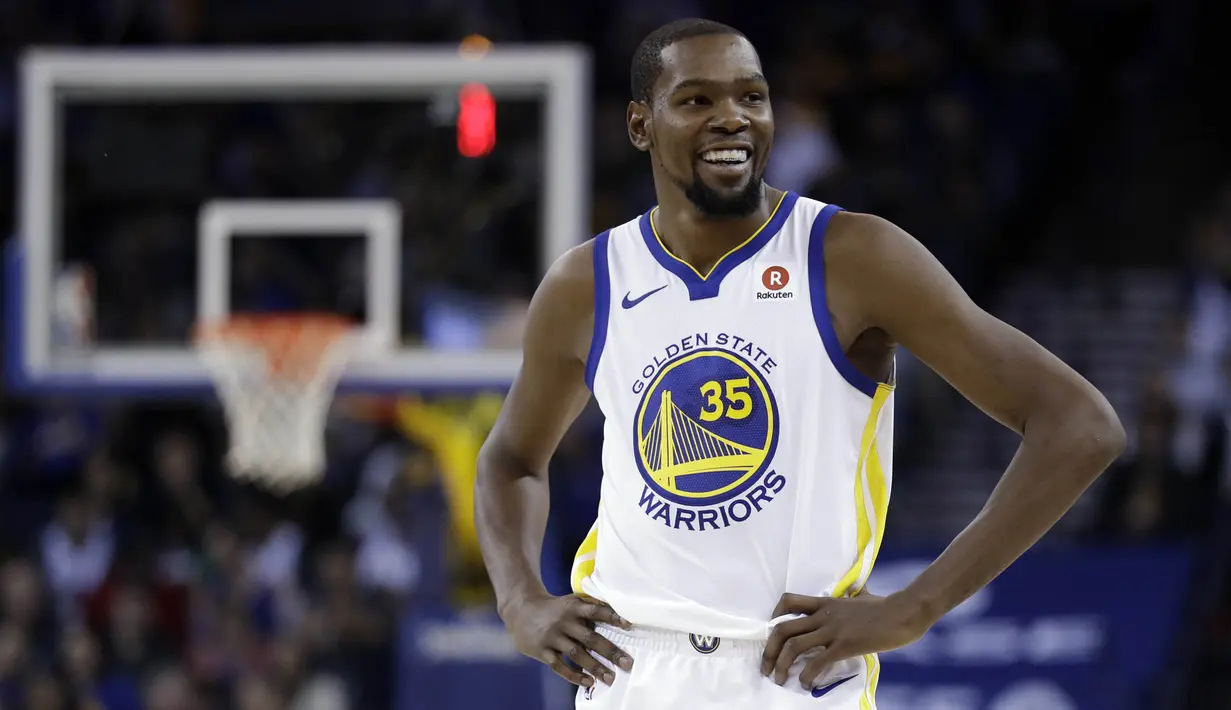 Pebasket Golden State Warriors, Kevin Durant, tersenyum usai mengalahkan Dallas Mavericks pada laga NBA di Oracle Arena, Oakland, Kamis (14/12/2017). Warriors menang 112-97 atas Mavericks. (AP/Marcio Sanchez)