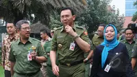 Gubernur DKI Jakarta Basuki Tjahaja Purnama (tengah) didampingi Kepala Dinas Pendidikan DKI Arie Budiman (kiri) meninjau hari pertama pelaksanaan ujian nasional (UN) di SMKN 27 Jakarta, Senin (13/4/2015). (Liputan6.com/Herman Zakharia)