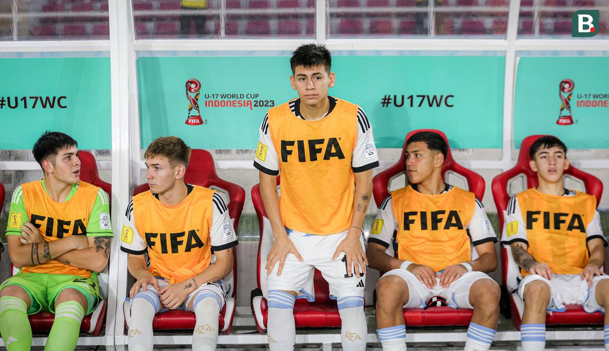 <p>Pemain Timnas Argentina U-17, Claudio Echeverri (tengah) saat duduk di bangku cadangan saat menghadapi Timnas Mali U-17 pada laga perebutan tempat ketiga Piala Dunia U-17 2023 di Stadion Manahan, Solo, Jumat (1/12/2023). (Bola.com/Bagaskara Lazuardi)</p>