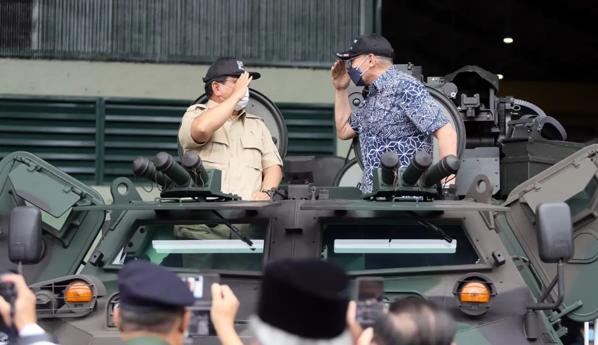 Menteri Pertahanan Prabowo Subianto (kiri) saling hormat dengan Menteri Pertahanan Malaysia Dato’ Seri Hishammuddin Hussein (kanan) saat mencoba kendaraan militer dalam kunjungan ke kantor pusat PT Pindad (Persero) di Bandung, Jawa Barat, Kamis (11/11/2021). (Foto: Tim Dokumentasi Menhan Prabowo)