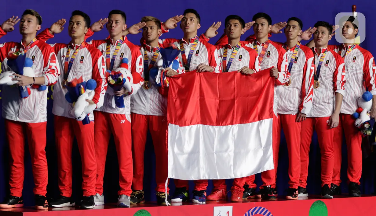 Pemain dan pelatih tim beregu putra Indonesia merayakan gelar juara cabang bulutangkis SEA Games 2019 di Multinlupa Sport Center, Manila, Rabu (4/12/2019). Indonesia mengunci medali emas usai mengalahkan Malaysia 3-1. (Bola.com/M Iqbal Ichsan)